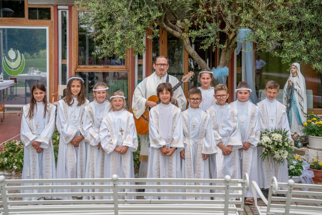 Santa Messa con i bambini della Prima Comunione: video